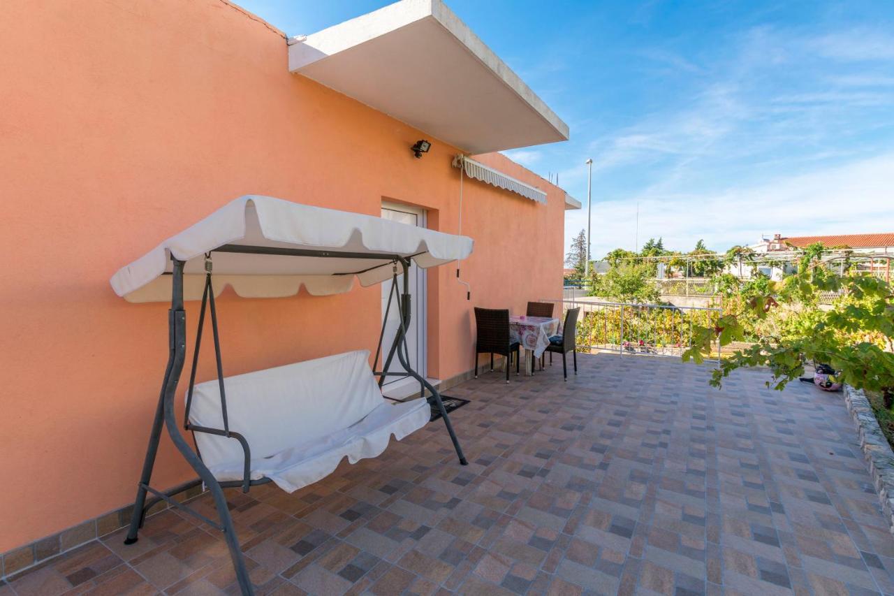 Apartments Zmika Примоштен Экстерьер фото
